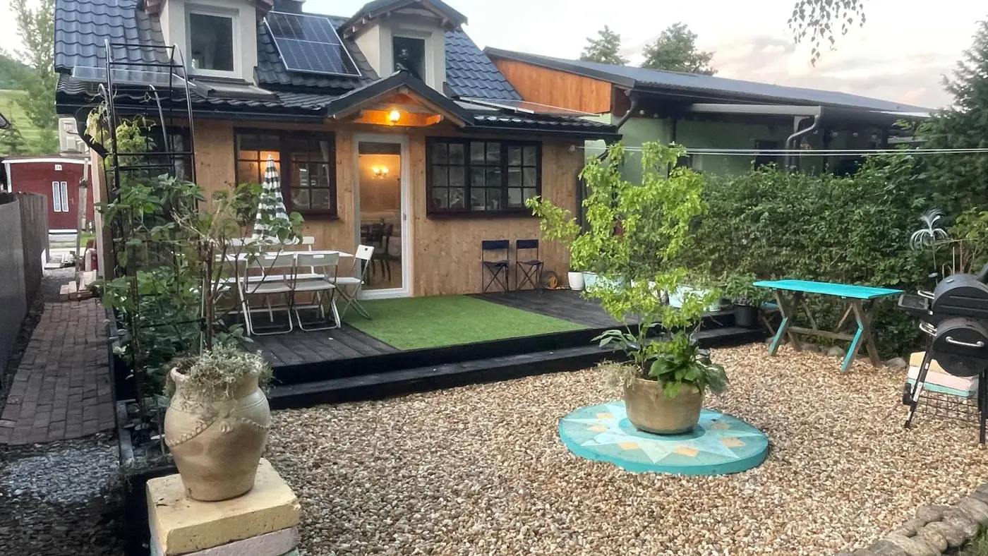 Vzorový dom Radhouses 39 so záhradou a terasou za súmraku
