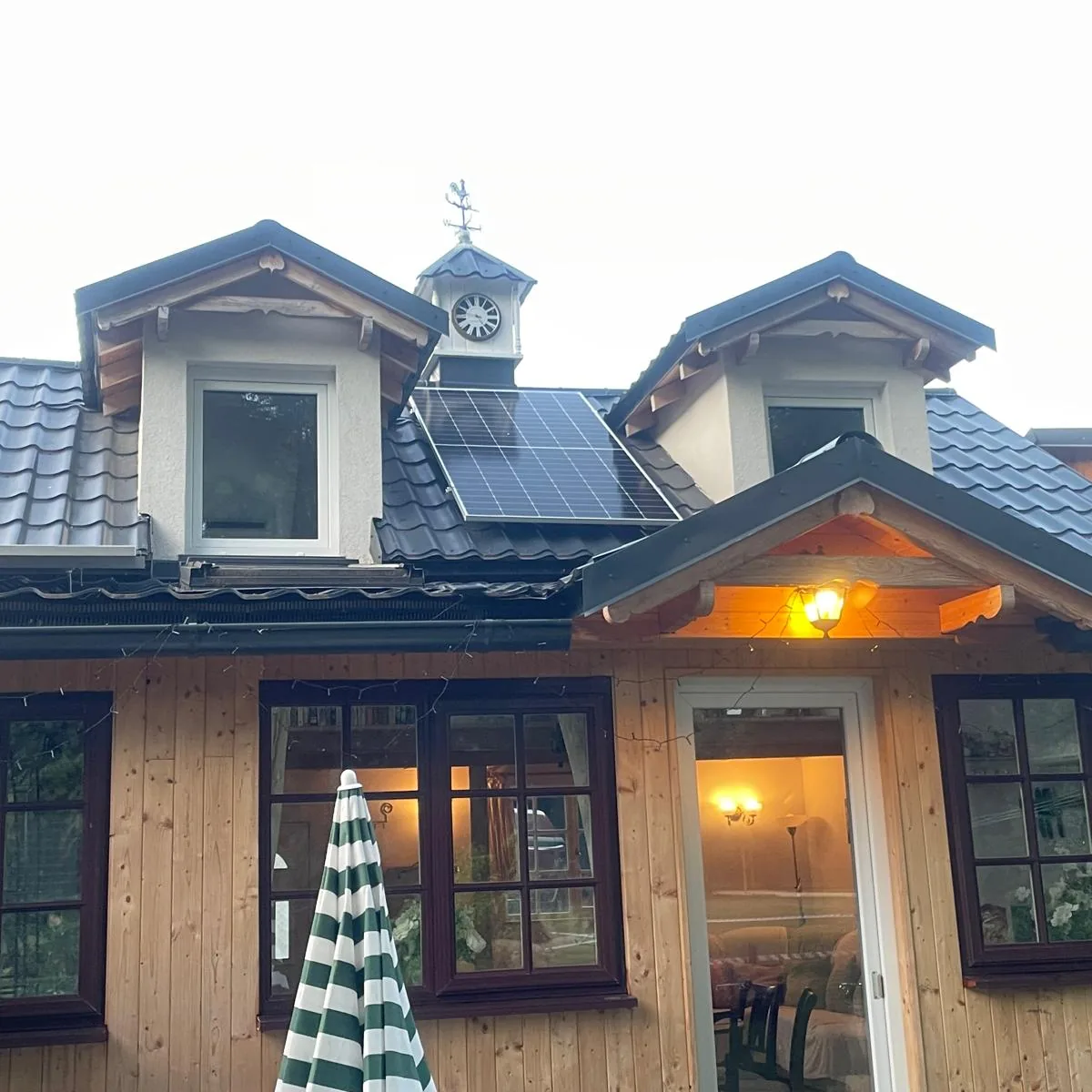 Vikiere, vežička s hodinami a fotovoltické panely na streche domu Radhouses 39